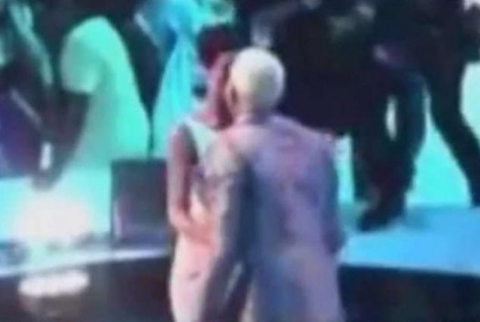 SHUTUPCANDI: Rihanna kisses Chris Brown after receiving MTV Video Music Award