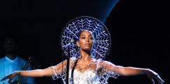 WATCH: Solange Performs 'Cranes in the Sky' & 'Don't Touch My Hair' On Saturday Night Live